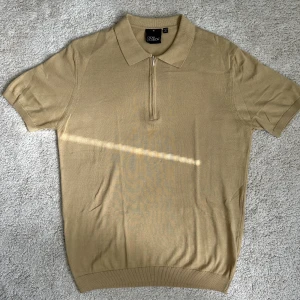 Piké från Oscar Jacobsson  - Säljer en piké från Oscar Jacobsson då den inte passar . Pikén är i princip aldrig använd utan har endast legat i garderoben. Nypris 1299 kr, storlek M. 