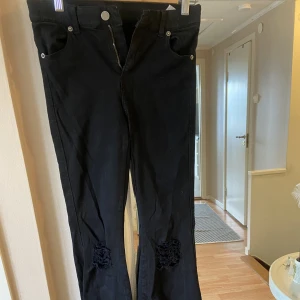 Dr denim bootcut lowwaist - Helt nya aldrig använda dr denim lågmidjade bootcut med slitningar Storlek M/32 i deras storlek dvs en vanlig M