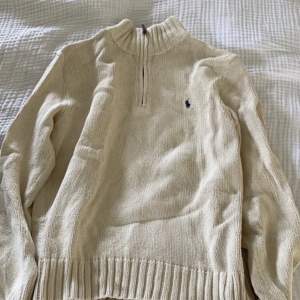 En stickad half zip Ralph lauren tröja. Storlek M 