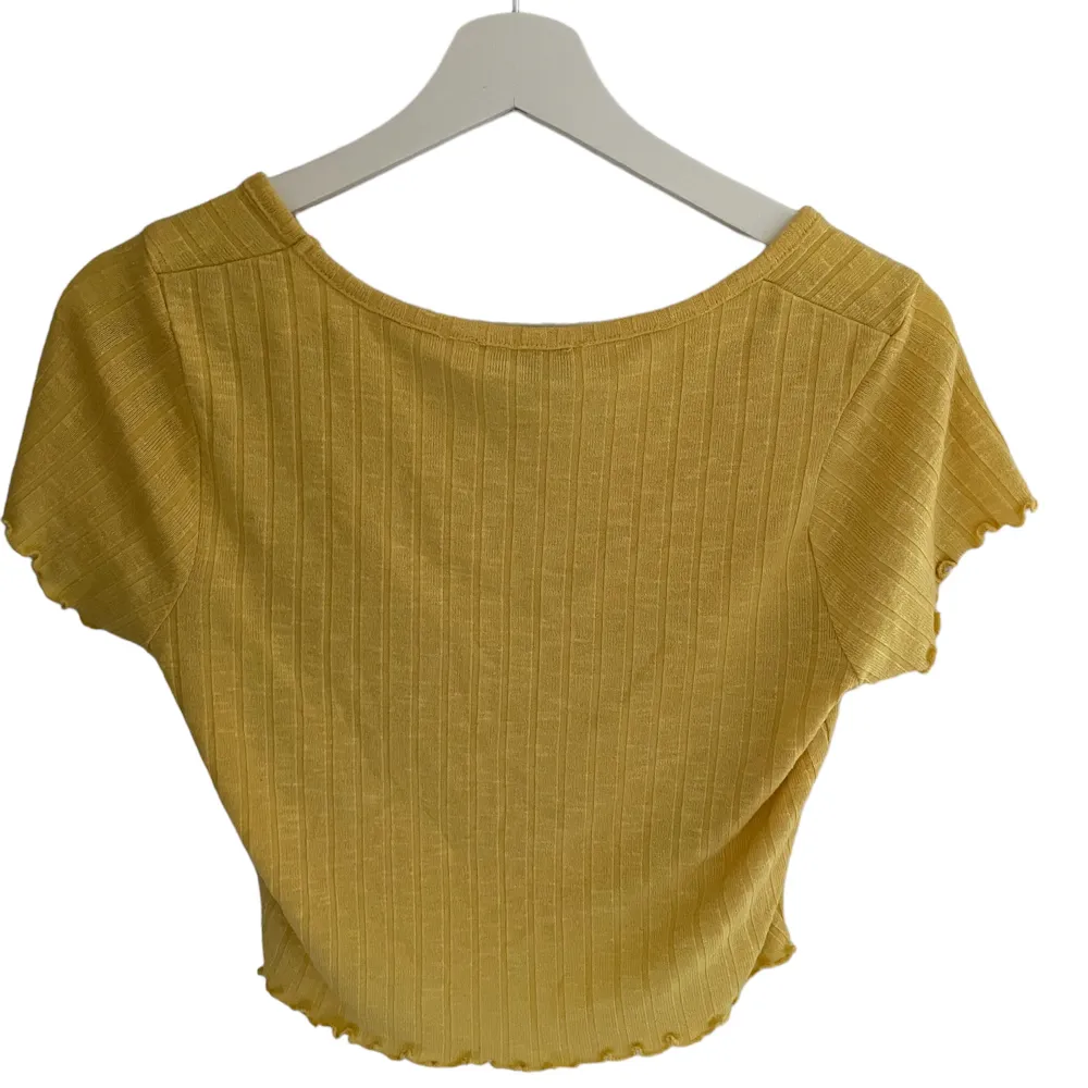En jättefin gul T-shirt i storlek M från FB Sister. Nyskick.. T-shirts.