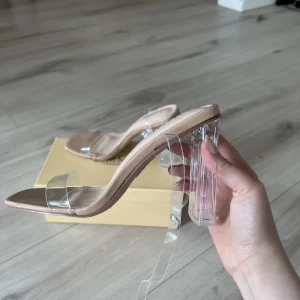 Simmi klackskor  - Beiga klackskor som använts endast en gång under en timme bara, säljs för 100 och paket medföljer. Meddela mig privat för flera bilder!! Nypris är 700 för dessa. Storlek 38