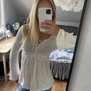 dröm blus!! - (svarta fläcken är på spegeln inte blusen haha) världens sötaste blus, tyvärr för liten för mig :( strl xs/s, 100kr💞💞