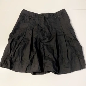 Kjol - En assnygg kostym/plisserad kjol med knappdetaljer upptill! Som nyskick då den inte riktigt passar mig⭐️❤️