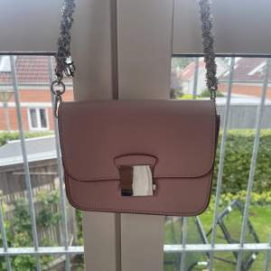 Söt rosa axelremsväska med snygga detaljer 💕 använd en del men är i bra skick 💕