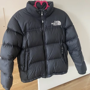 NorthFace puffer  - Säljer min northface jacka för att den passar inte mig längre! Storlek L i barn storlek men sitter  som xs i dam storlek. Kan fixa fler bilder vid behov.   