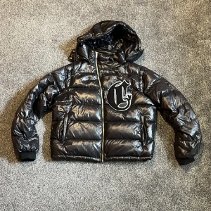 Corvidae jacka - Corvidae jacka i storlek S i färgen glossy black. Jackan är riktigt snygg och har avtagbara ärmar och luva. Skriv om ni har fler funderingar pris går att diskutera vid snabb affär.  Skick 7/10 enda e att spännet har gått sönder (se bild 3) 