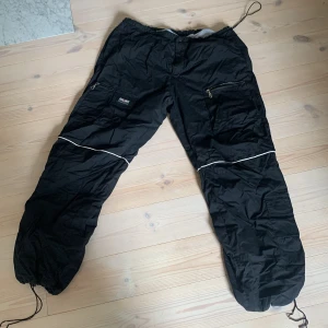 Mjuka arbetsbyxor  - Säljer dessa extremt sköna arbetsbyxor då jag själv inte behöver de längre. Har mjukt material på insidan och utsidan (inte samma material som regnbyxor) och går att tighta till både runt midjan fotlederna med hjälp av trådarna som syns på bilderna. 