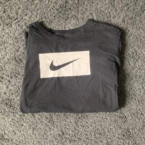 Nike T-shirt i storlek L🖤