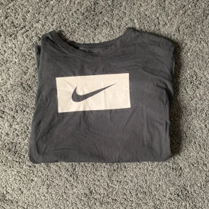 Nike T-shirt  - Nike T-shirt i storlek L🖤