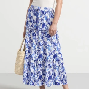 Långkjol - Mönstrad långkjol från Lindex i storlek M!💙har redan en sen innan och den är otrolig! Inga bilder på tyvärr då denna är lite för liten för mig o därav säljer jag den. Ordinarie pris är 399:-