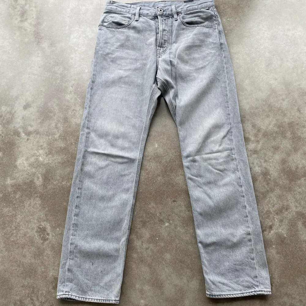  grischiga gråa g-star jeans. Nypris 1700kr. Pris kan diskuteras vid snabb affär . Jeans & Byxor.