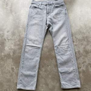  grischiga gråa g-star jeans. Nypris 1700kr. Pris kan diskuteras vid snabb affär 