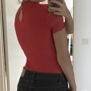 SpetsBody - Röd spetsbody 