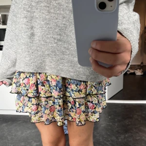 Kjol - Blommig kjol som ej kommer till användning. Ganska stor i storleken. 