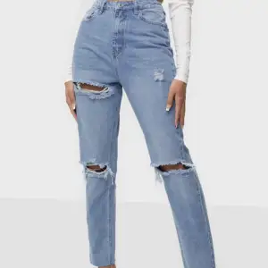 Jättefina blåa jeans från nelly, märket är missguided. De har används ett par gånger men fortfrande i superfint skick. Jeansen är i storlek 38, skulle tro att dem även hade passat för 36. De är slutsålda på hemsidan!!!