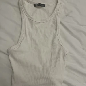 Linne - Säljer detta basic linnet från Zara som trendade innan. Storleken är s men jag skulle säga att den passar xs.