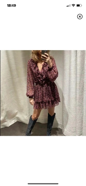 Superfin klänning - Världens finaste klänning från zara som inte säljes längre. Storlek M, men abslout mer en S i storlek.