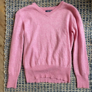 Rosa långärmad tröja - Säljer denna långärmade tröja från Race Marine. Den är tunn i materialet men ändå i ett ullmaterial som blir lite lätt genomskinligt på vilket jag tycker är väldigt snyggt! Det är bara att skriva för frågor eller fler bilder🩷🩷
