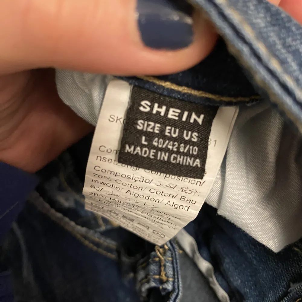 Säljer dem här jeans shortsen i storlek L (passar även M då dem är stretchiga) med slitningar från Shein. Dem har aldrig använts, endast testade en gång.💕. Shorts.