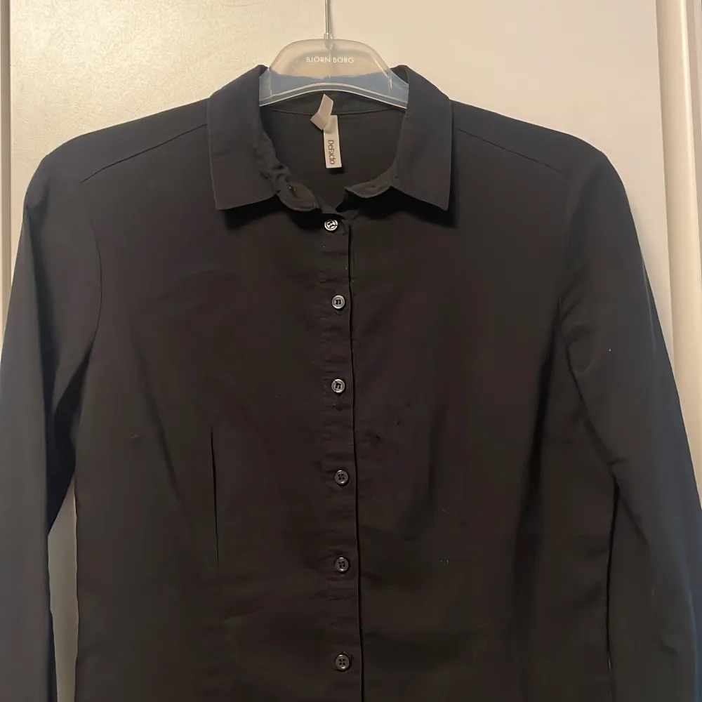 En svart skjorta från märket DeFacto i storlek S. Den är använd ett par gånger (3-4) men är som ny i skick. . Skjortor.