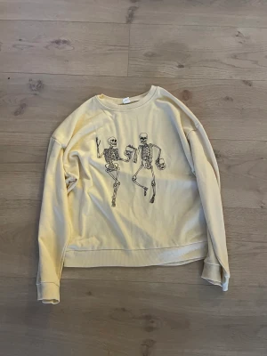 Gul halloween tröja - Gul halloween tröja, kanske 1 år gammal o andvänts ksk 3 gånger + frakt 