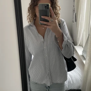 Blårandig skjorta - Superfin och trendig blårandig skjorta från boomerang! 