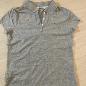 kragtröja tommyhilfiger - En väldigt fin kragtröja från tommy hilfiger som finns i vit och rosa också, strl M men passar bäst på S. Perfekt till hösten.