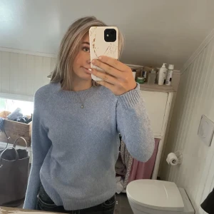 Grå stickad Vero Moda tröja - Jättefin vero moda tröja, första bild är lånad 