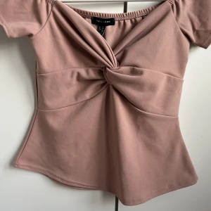 Mauvefärgad topp - Jättefin mauve/gammalrosa topp🤍 Skiftar i brunt på bilden men än mer åt det rosa hållet🫶🏼 Använd 1-2 ggr så i fint skick! Storlek 38