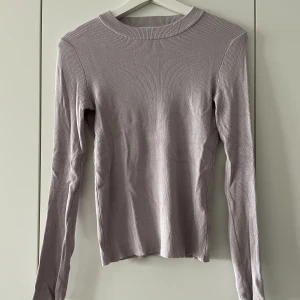Lila tröja - Från Nakd. Kan skicka fler bilder :) 
