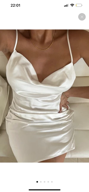 Klänning  - Vit satin klänning från NA-KD, aldrig använd och lappen är kvar.  + frakt 