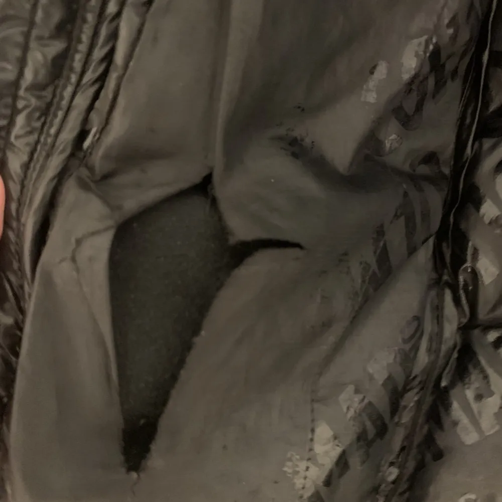 Glansig Svart colmar jacka perfekt för höst och vinter, på ena fickan har dragkedjan gått sönder samt ett hål på insidan av fickan. (Inget som syns utifrån)  Stl 36 (42 Italensk stl). Jackor.