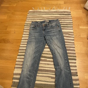 Lågmidjade jeans - sjukt dålig bild dom är mycket snyggare i verkligheten jag LOVAR!! köpt på karlaplanloppisen och jag har sytt om dom lite där nere men det stör inte,, bara charmigt😇