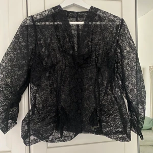 Spetstopp vintage köpenhamn - Svart spetstopp köpt vintage i Köpenhamn, säljer pga kom ej till användning Har ingen storlek men skulle säga att den passar xs-M det enda som är åt det ”mindre hållet” är själv ärmöppningarna där man tar in handen.  Frakt ingår i pris 