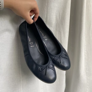 Ballerina - Supersköna ballerinaskor från tamaris😍 Otroligt mjuka skor som formar sig efter foten! Tyvärr var dom lite små, och har därför bara använts två gånger. Nypris 650