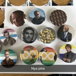 Pins med valfritt motiv - Hemgjorda pins/knappar. 3 för 80 5 för 130, 10 för 250 Kontakta mig med bild på önskat motiv. Samfraktar alltid