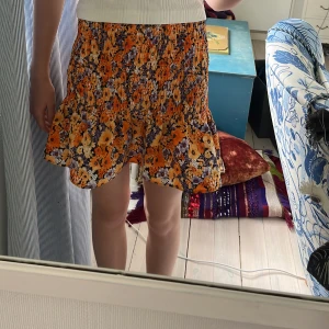 Volang kjolar - Två stycken volangkjolar från, på den hel orangea har en tråd släppt men annars är de i fint skick, 80 kr/styck eller 140 kr för båda två💖Säljer eftersom de inte kommer till användning 