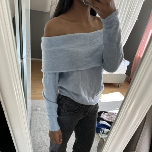 Stickad tröja - Ljusblå off shoulder stickad tröja i storlek S