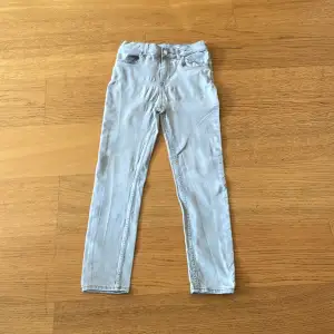 Skinny Jeans säljs. Använd 2-3 ggr och är lite slitna (påverkar inte hur det ser ut när man har på sig de). Kontakta mig om du är intresserad 😊