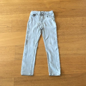 Skinny Jeans - Skinny Jeans säljs. Använd 2-3 ggr och är lite slitna (påverkar inte hur det ser ut när man har på sig de). Kontakta mig om du är intresserad 😊