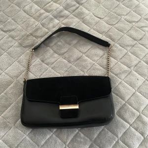 Väska - Säljer handväska i fint skick som jag inte använder längre 