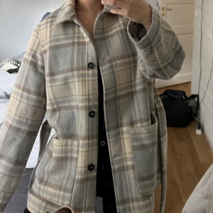 Höstjacka  - Jättefin höstjacka som är köpt på H&M för några år sedan🫶🏼 Storlek M. Säljes pga att den inte kommer till användning 