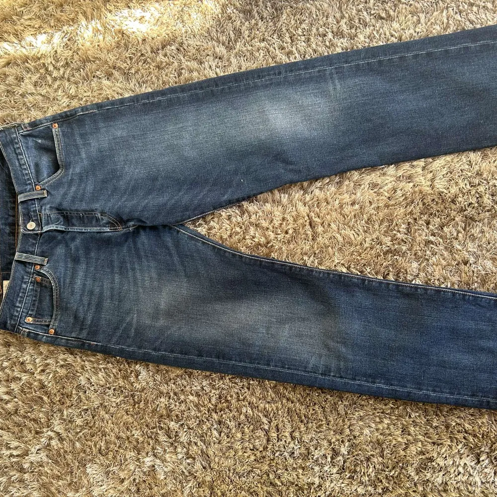 Hej säljer min Levis 501 mörkblå eftersom att den inte passar längre helt enkelt har använt dem Max 3 gånger köparen står för frakt! . Jeans & Byxor.