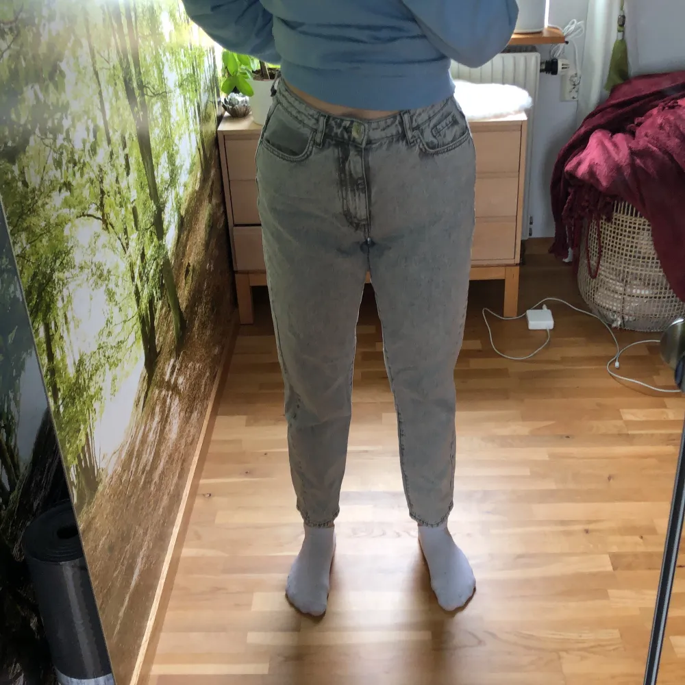Gina Tricot jeans gråvita . Jeans & Byxor.