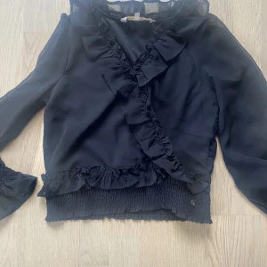 Blus  - Säljer denna blus som ja inte använder 