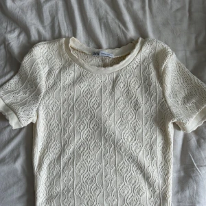 Tröja - Säljer denna super söta virckade tröjan från Zara🤍Aldrig använd