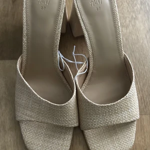 Klackskor  - Helt nya klackskor.  Storlek 37