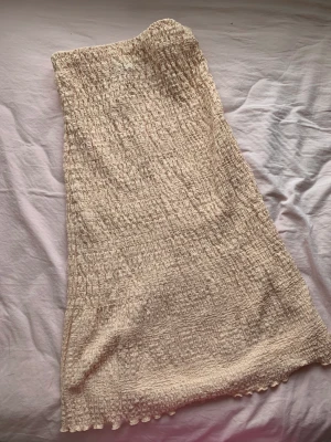 ljusrosa ribbad midikjol - oanvänd ribbad kjol från gina, den sitter tajt men är skön , skriv om du vill veta ngt annat