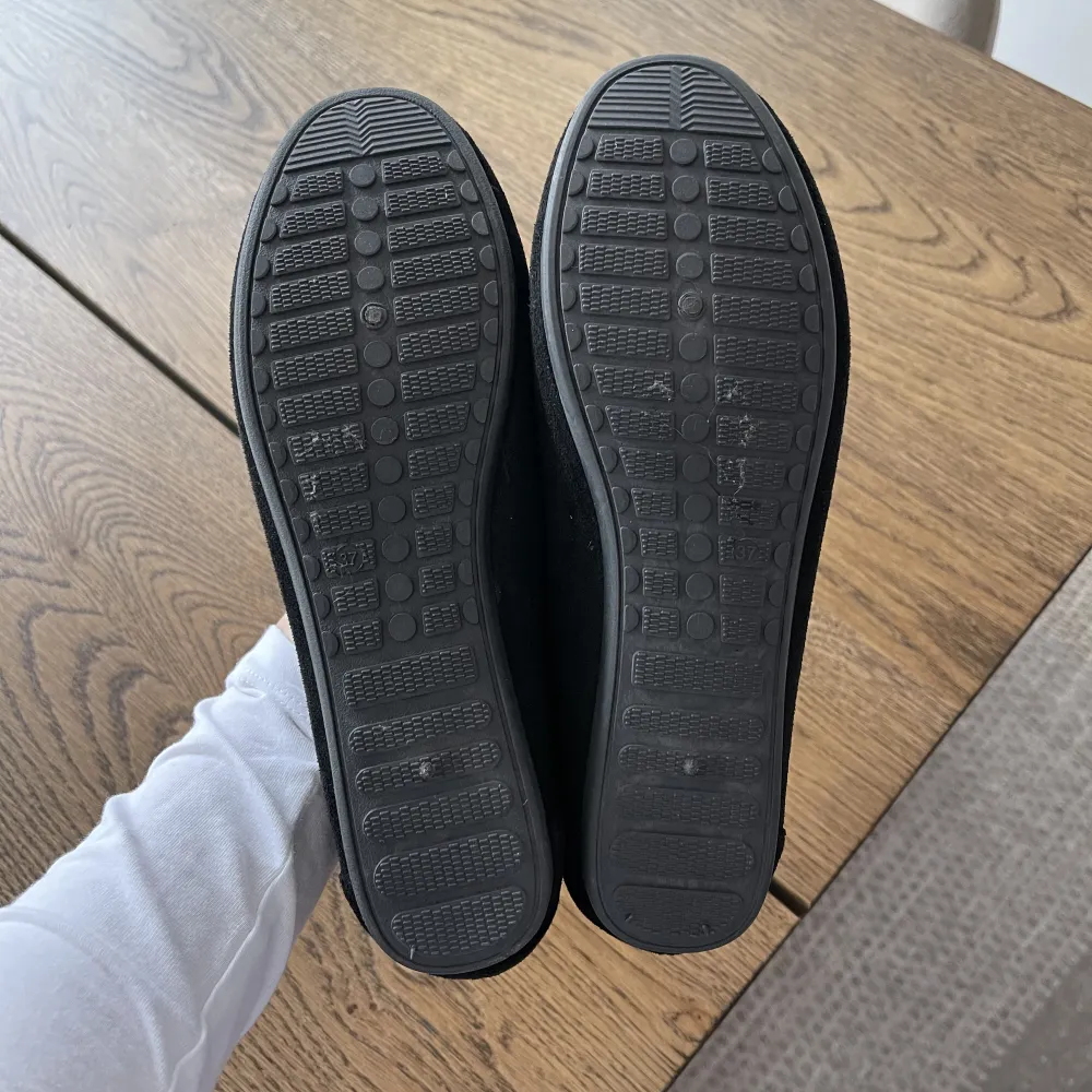 Nya och oanvända svarta loafers med guldiga detaljer i storlek 37. Oklart vilket märke det är. 100:- exkl porto. . Skor.