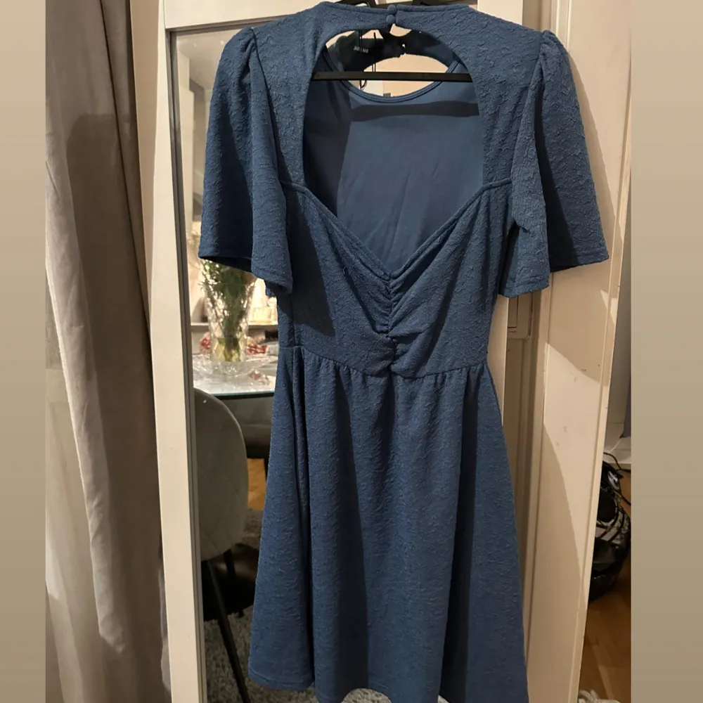 Helt oanvänd marinblå klänning med öppenrygg och väldigt söt på, lagom lång och bekväm i storlek xs . Klänningar.